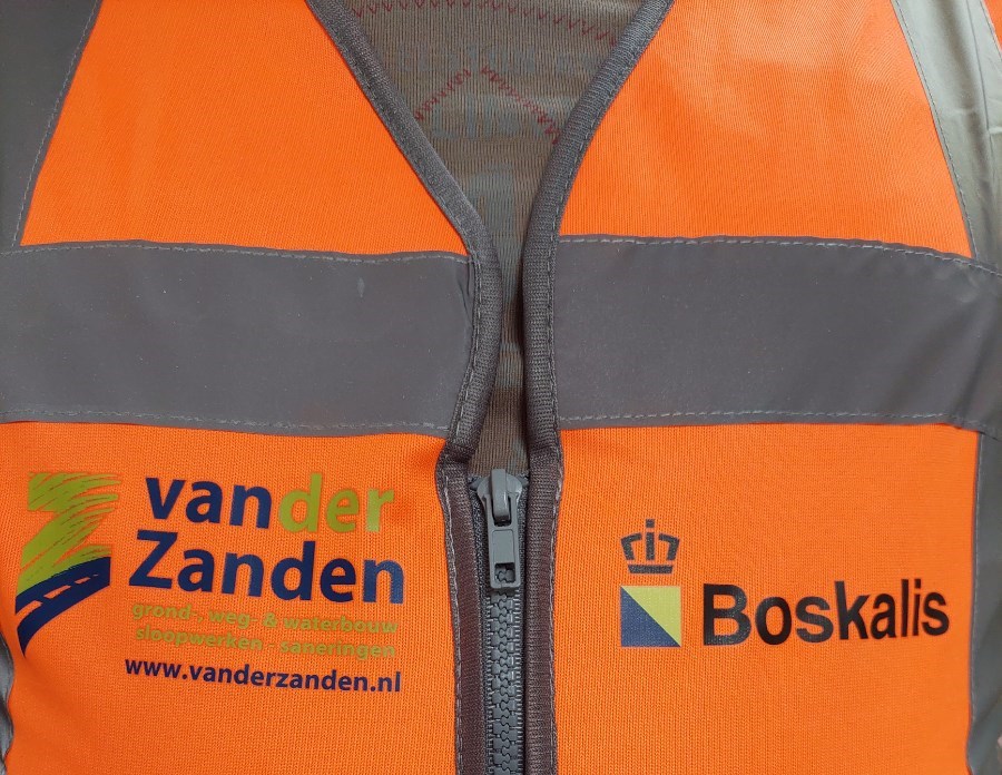 oranje werkhesje met tekst en logo's Van der Zanden en Boskalis